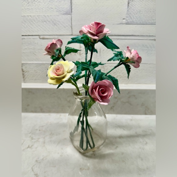 VINTAGE, PORCELAIN ROSES WITH GREEN LEAVES & STEMS. - Picture 1 of 12